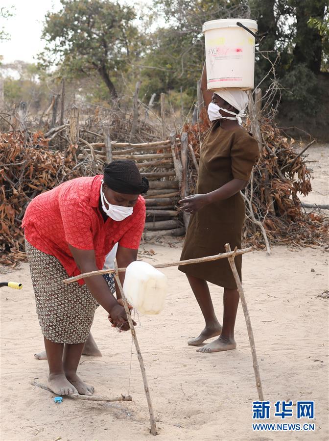 津巴布韦：“脚踏式洗手器”助村民防新冠