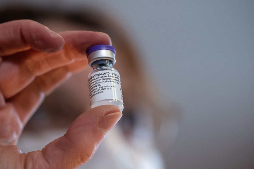 欧美多国新冠疫苗“一剂难求”