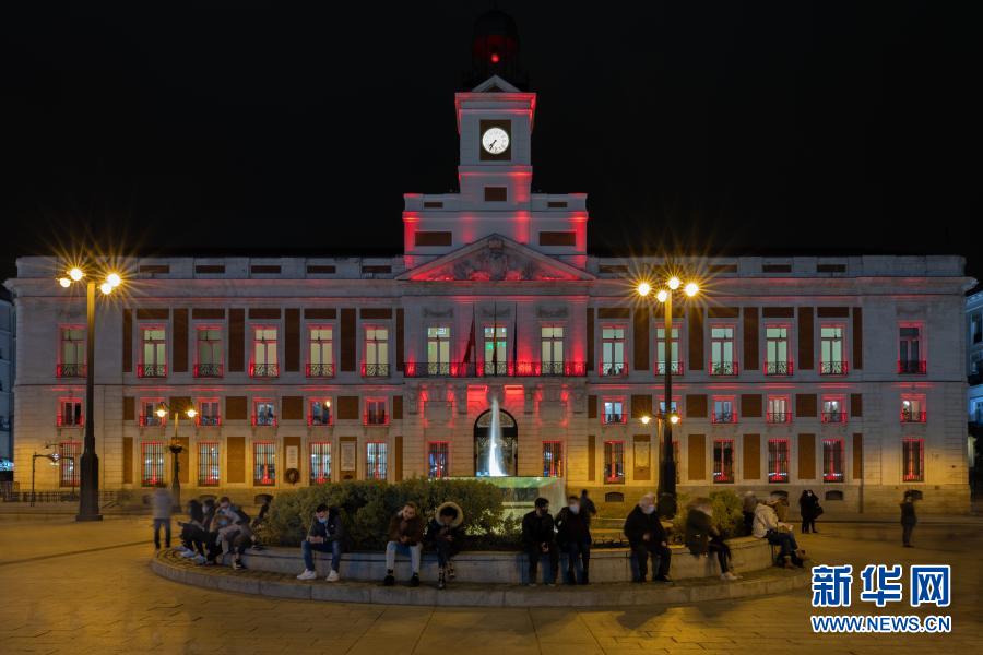 西班牙马德里太阳门广场点亮“中国红”
