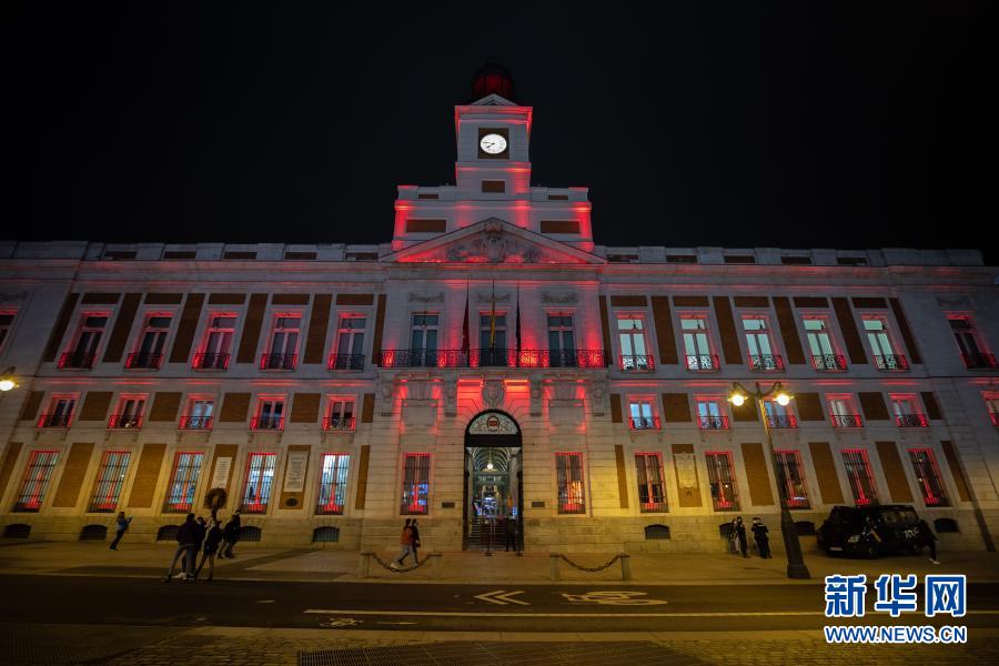 西班牙马德里太阳门广场点亮“中国红”