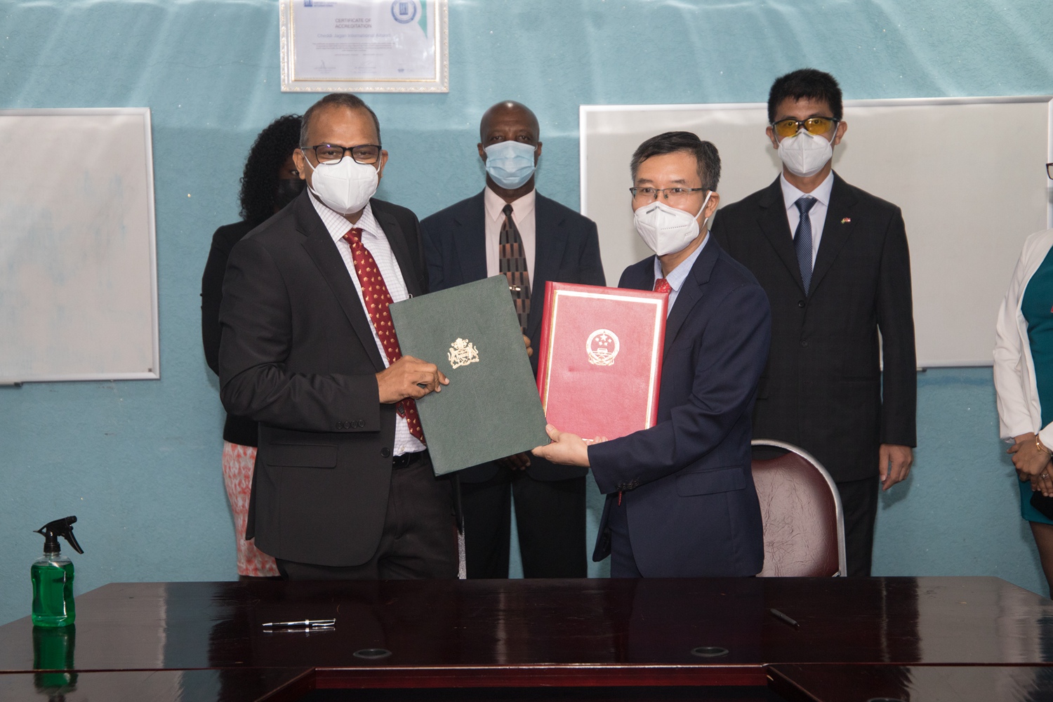 中国捐助的新冠病毒疫苗抵达圭亚那