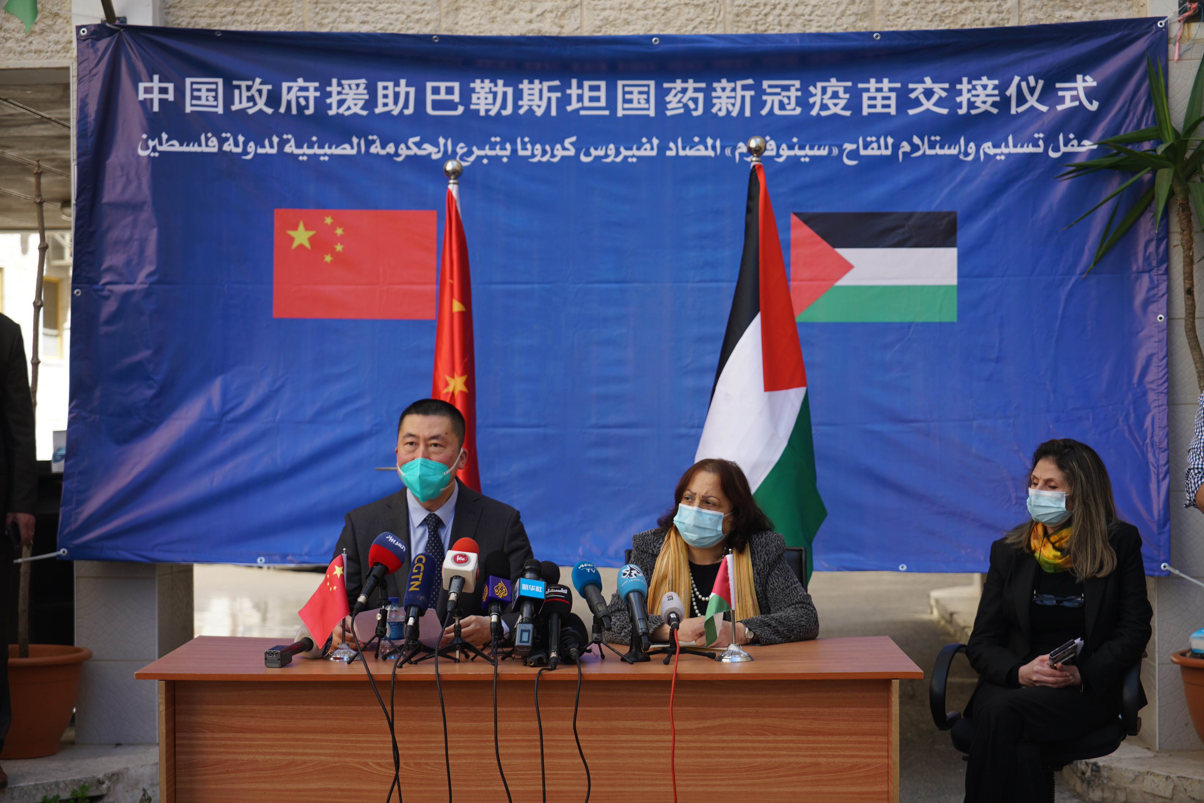 中国捐赠新冠疫苗运抵巴勒斯坦