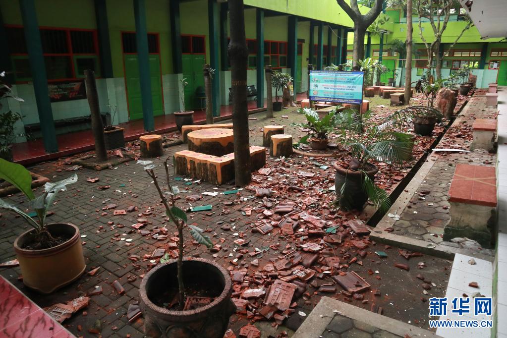 印度尼西亚东爪哇省南部海域发生6.7级地震