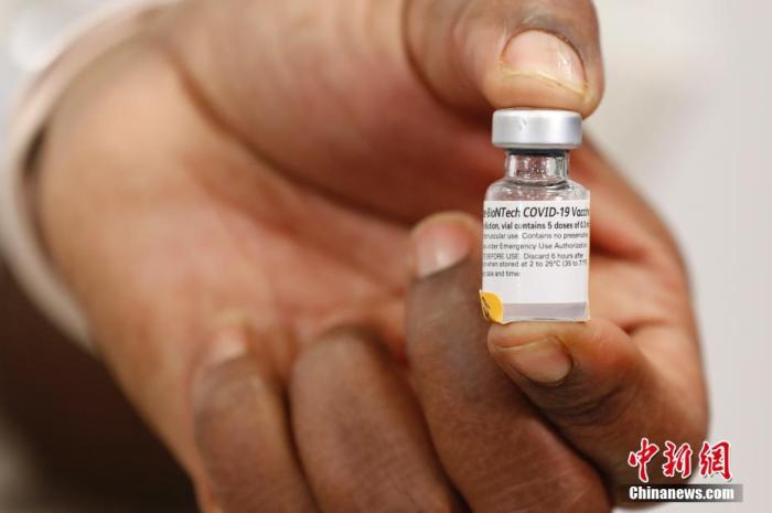 当地时间12月14日，纽约长岛犹太医疗中心护士展示美国首批新冠疫苗。当日，辉瑞公司首批近300万剂新冠疫苗陆续运抵美国各地。 <a target='_blank' href='http://www.chinanews.com/' _fcksavedurl='http://www.chinanews.com/'><p align=
