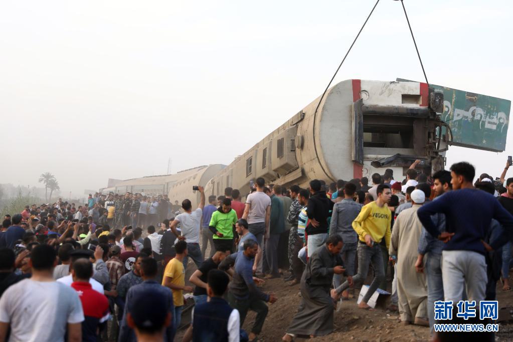 埃及一列车脱轨 至少97人受伤