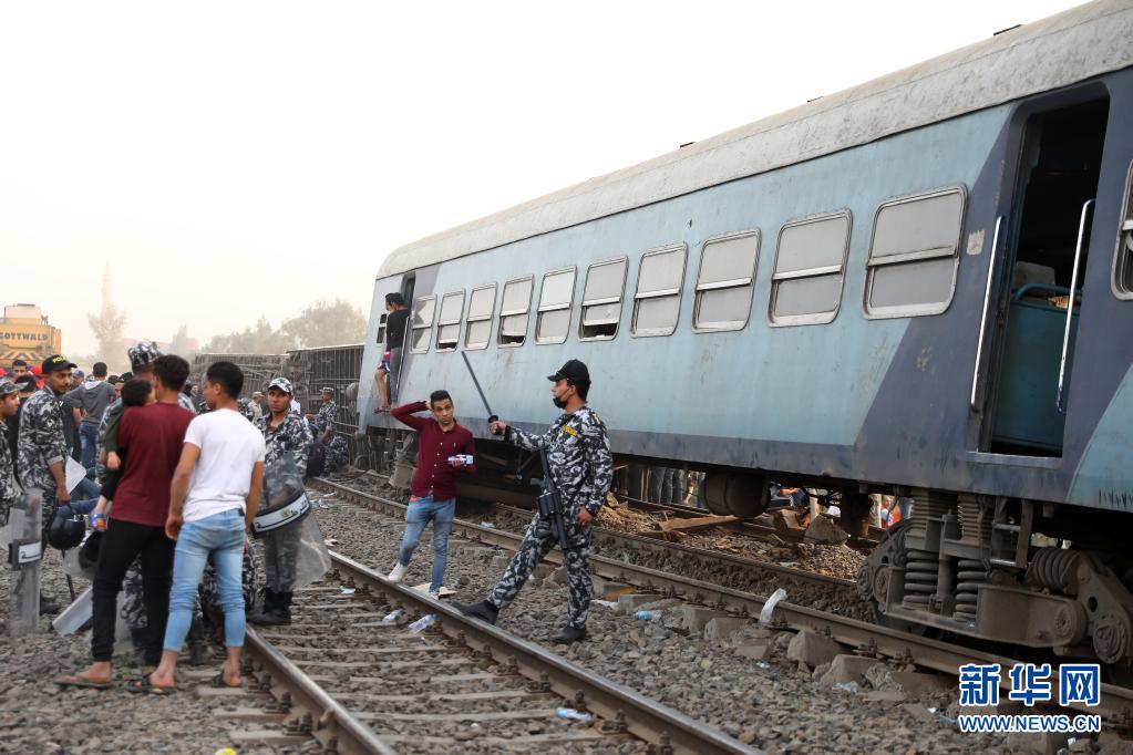 埃及一列车脱轨 至少97人受伤