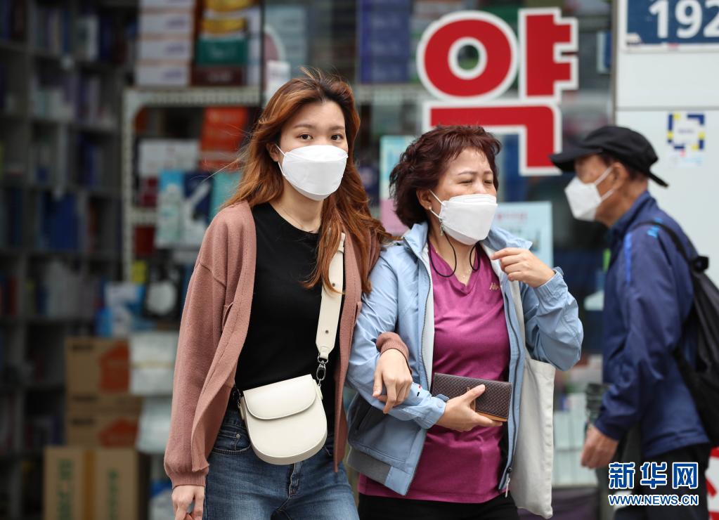韩国将允许接种疫苗者户外摘口罩