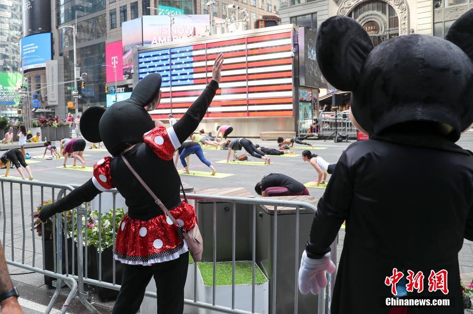纽约民众时报广场练习瑜伽迎接夏至