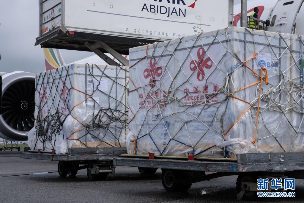 中国援助科特迪瓦新冠疫苗运抵阿比让