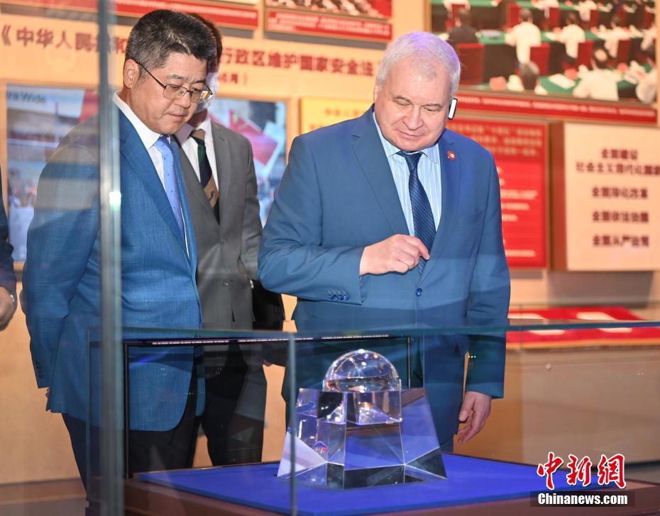 俄驻华大使杰尼索夫率馆员参观中国共产党历史展览