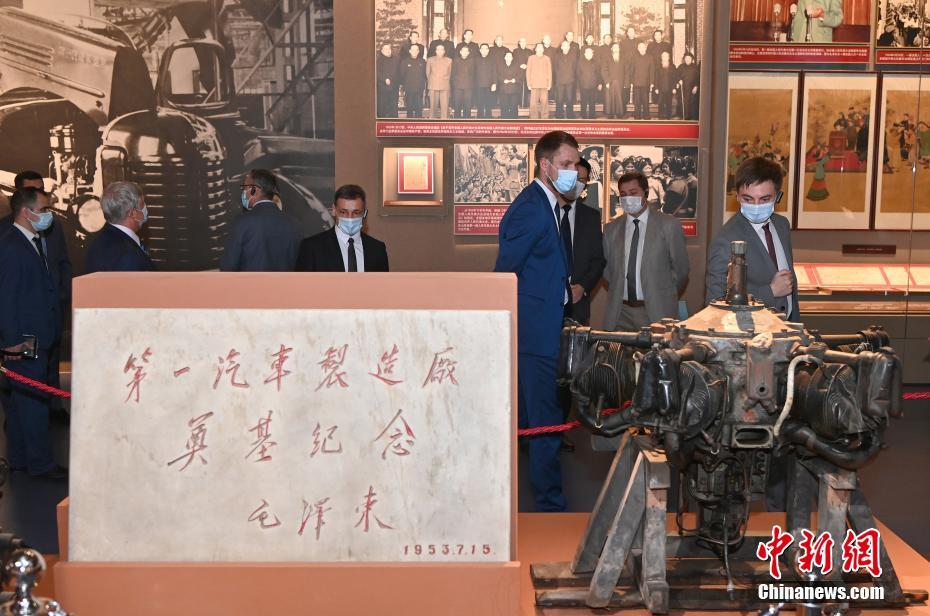俄驻华大使杰尼索夫率馆员参观中国共产党历史展览
