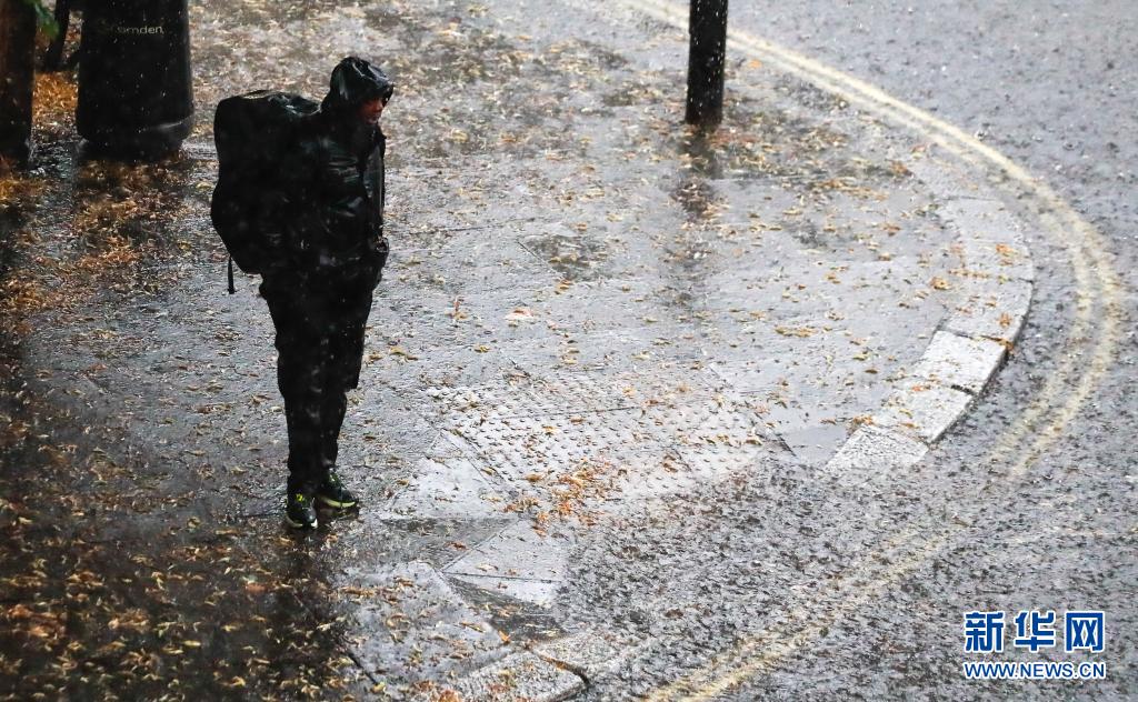 英国伦敦遭遇强雷雨天气