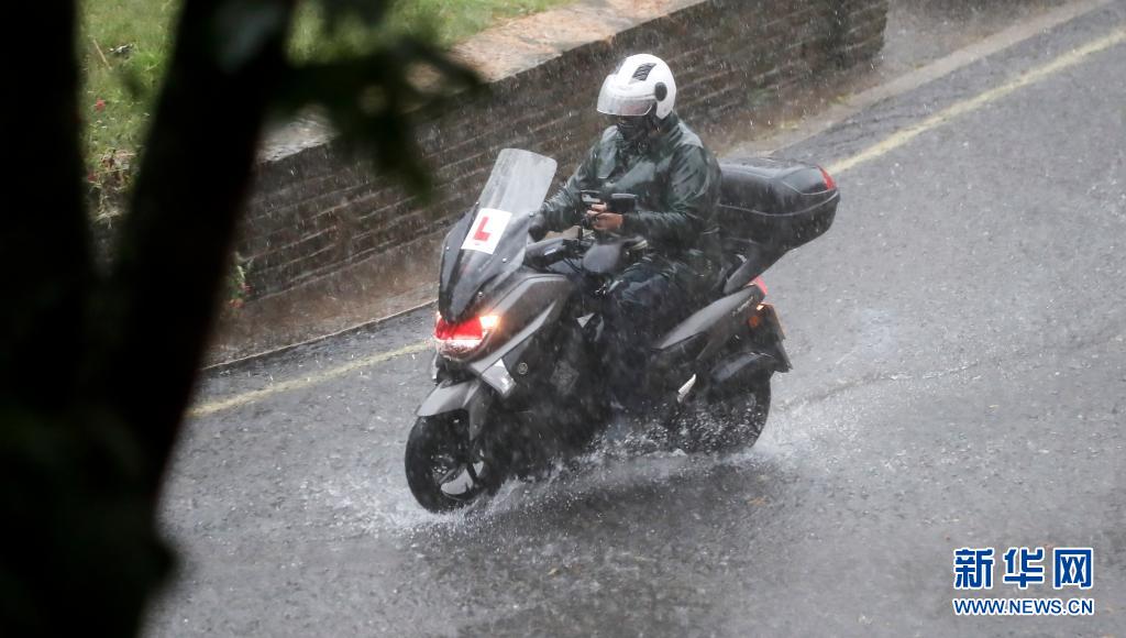 英国伦敦遭遇强雷雨天气