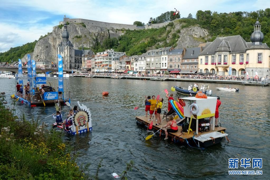 比利时小城举办“浴缸划船节”