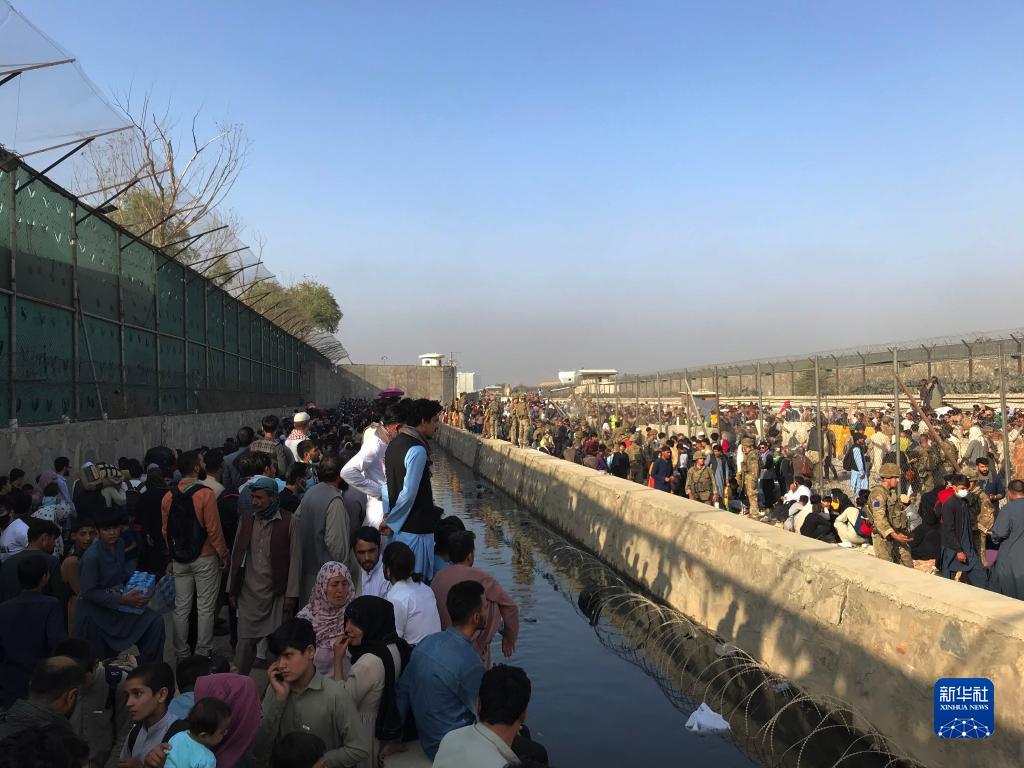 阿富汗：机场外的民众