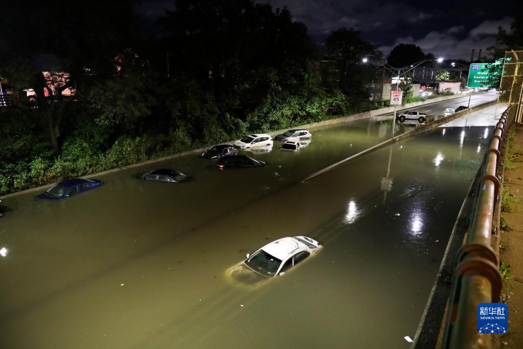 飓风“艾达”引发暴雨洪水 纽约州进入紧急状态