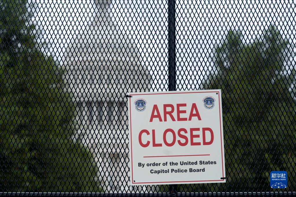 美国华盛顿：防范突发事件 国会设隔离围栏