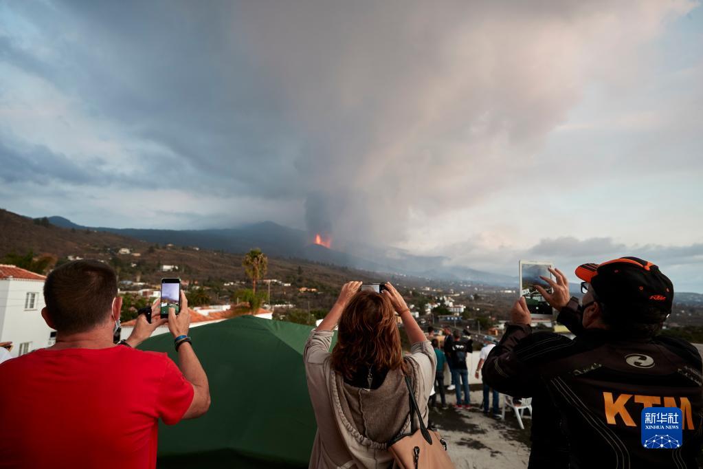 直击西班牙拉帕尔马岛火山喷发