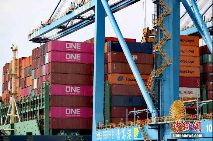 资料图：山东港口青岛港自动化码头进行卸货作业。张进刚 摄