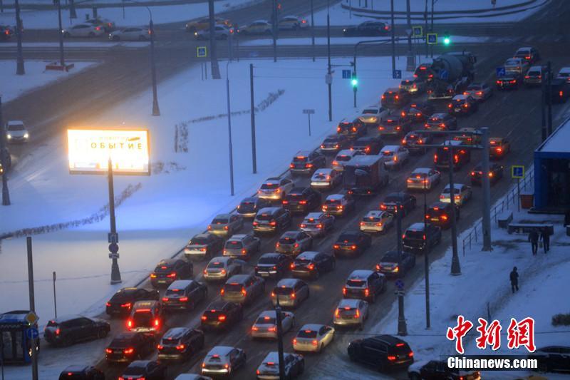 莫斯科普降大雪交通受影响