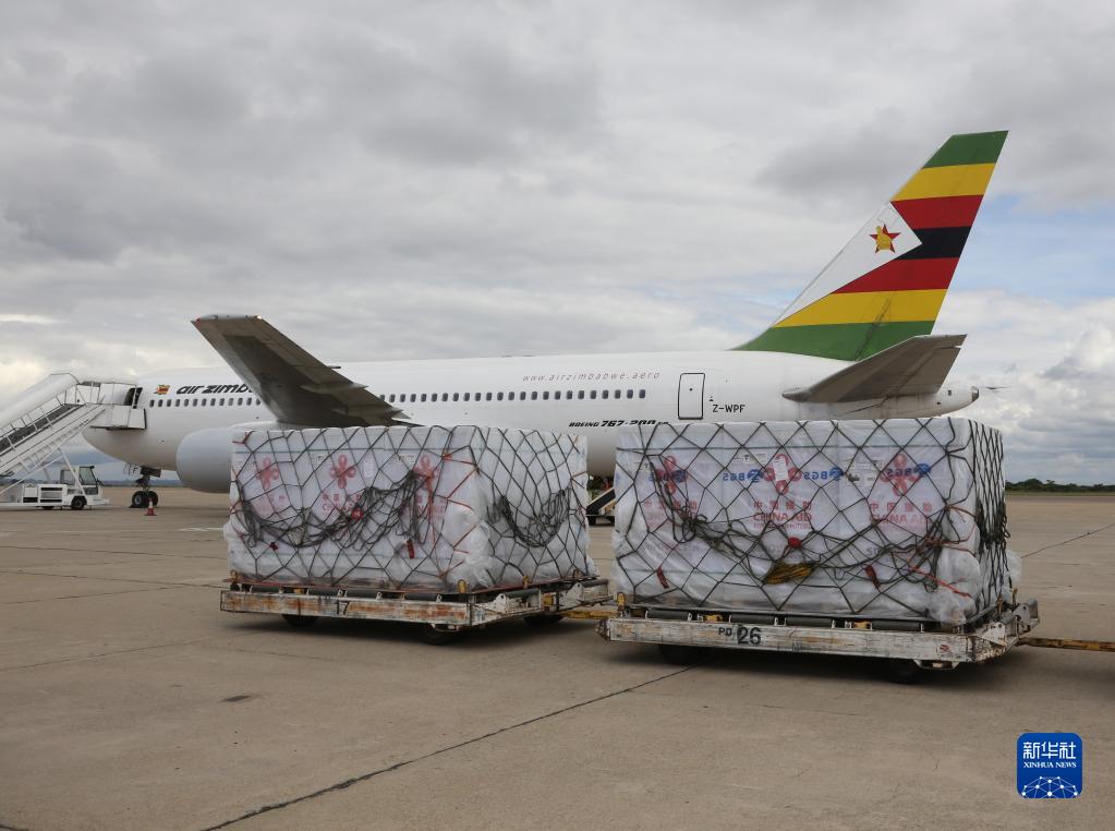 中国援助津巴布韦第五批新冠疫苗运抵哈拉雷