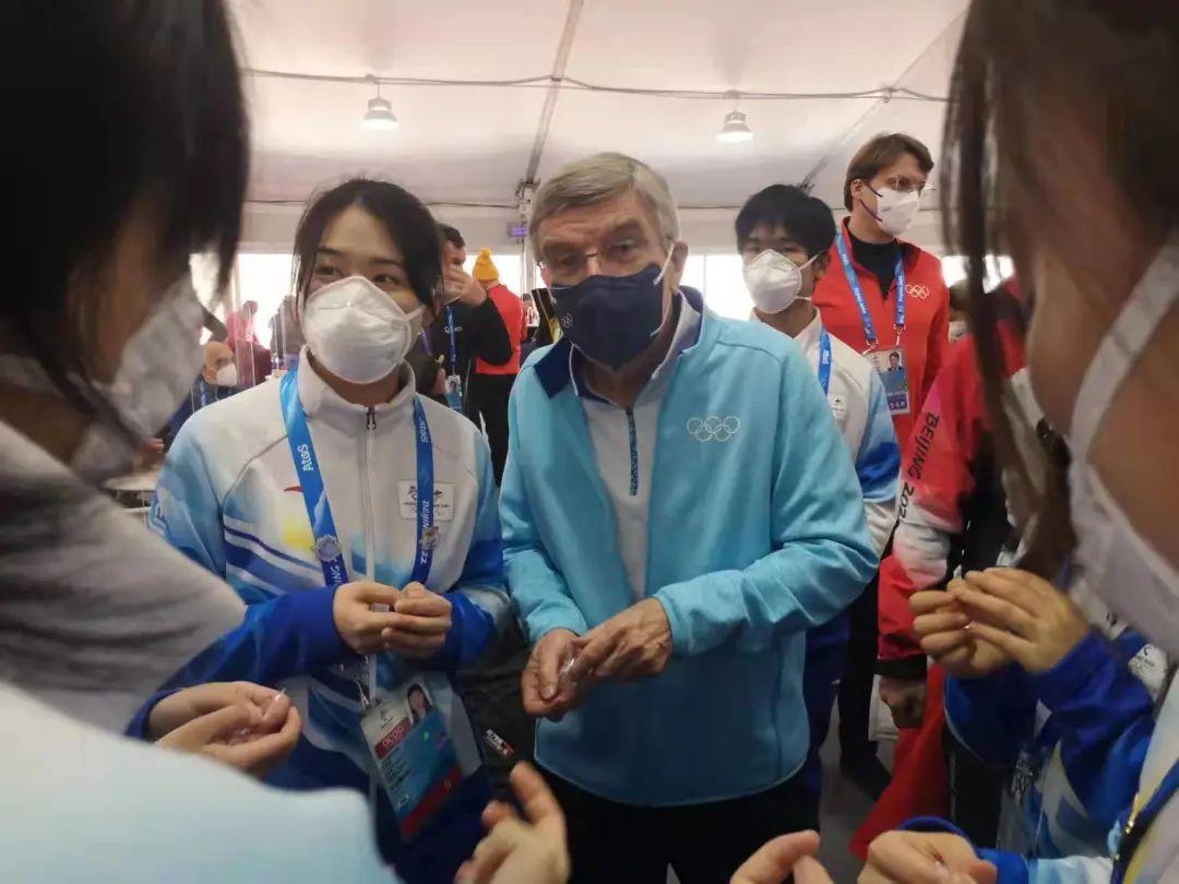 临走前，美国运动员又哭了……这次冬奥会，许多外国运动员留下了“中国情”