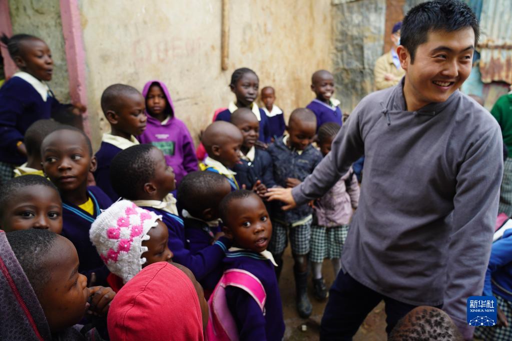 中国青年为肯尼亚贫民区儿童“造梦”
