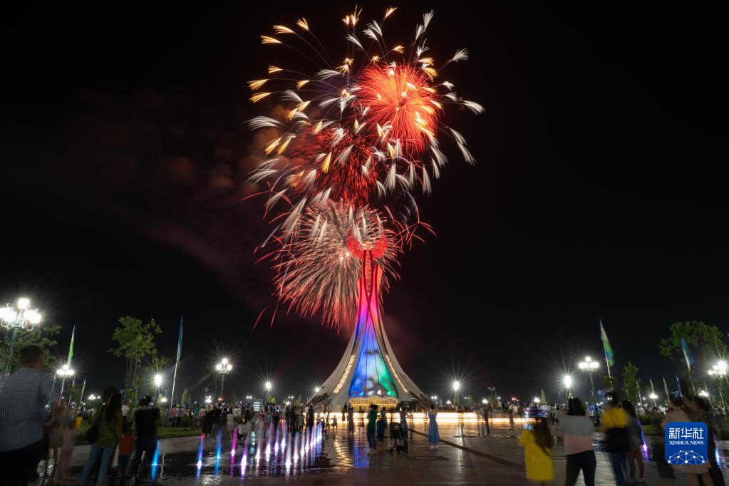 乌兹别克斯坦塔什干燃放烟花庆祝“纪念和荣誉日”