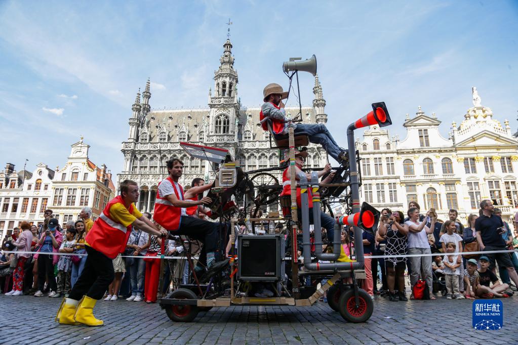 比利时布鲁塞尔举行大型民俗文化巡游