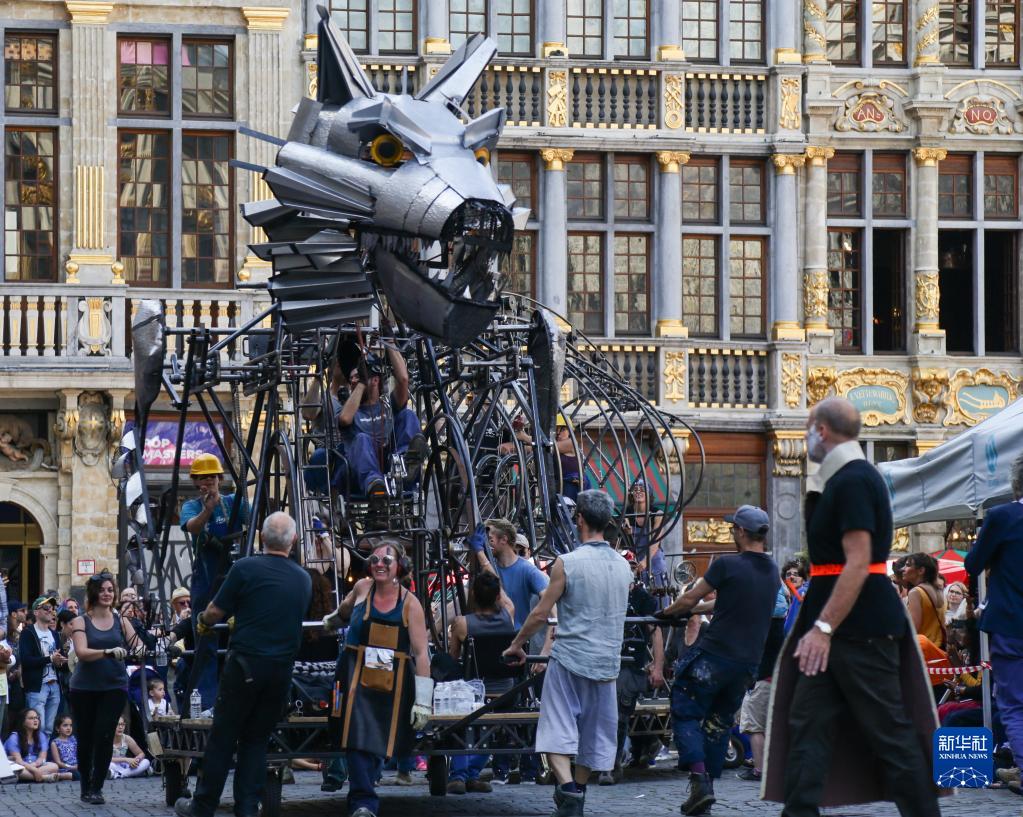 比利时布鲁塞尔举行大型民俗文化巡游