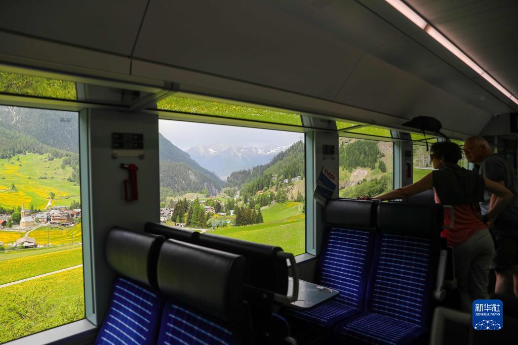 穿行瑞士阿尔卑斯山间的列车