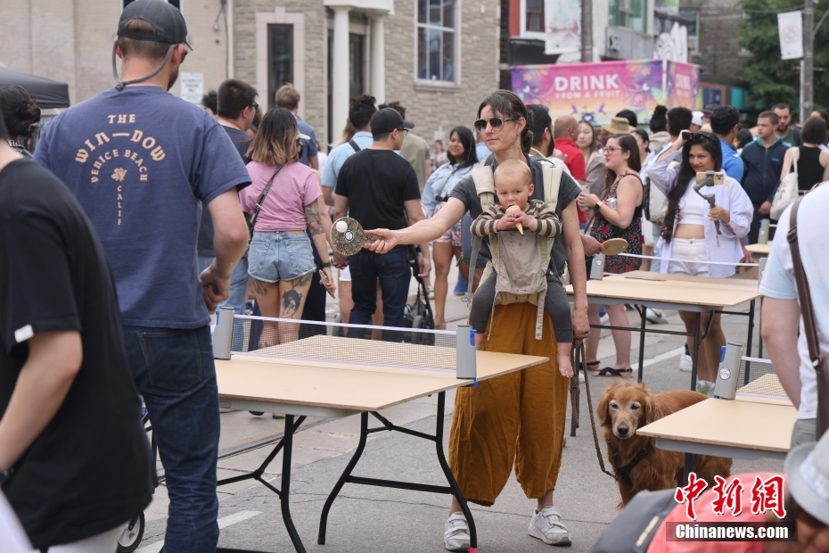 加拿大多伦多恢复举办夏季“西区街市节”