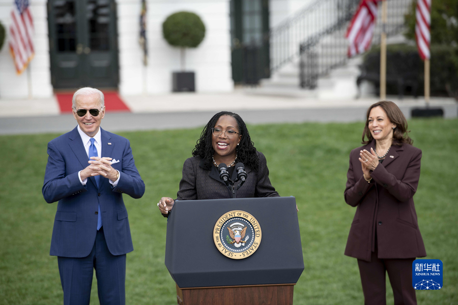 美国联邦最高法院迎来首位非洲裔女性大法官