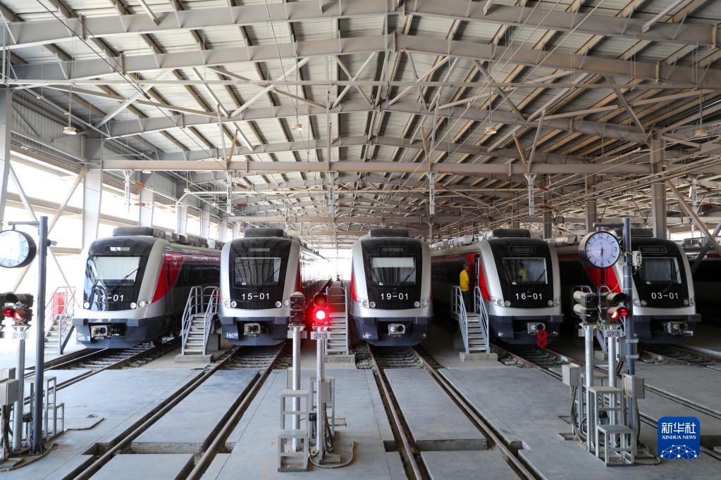 中企承建埃及首条轻轨铁路通车试运行