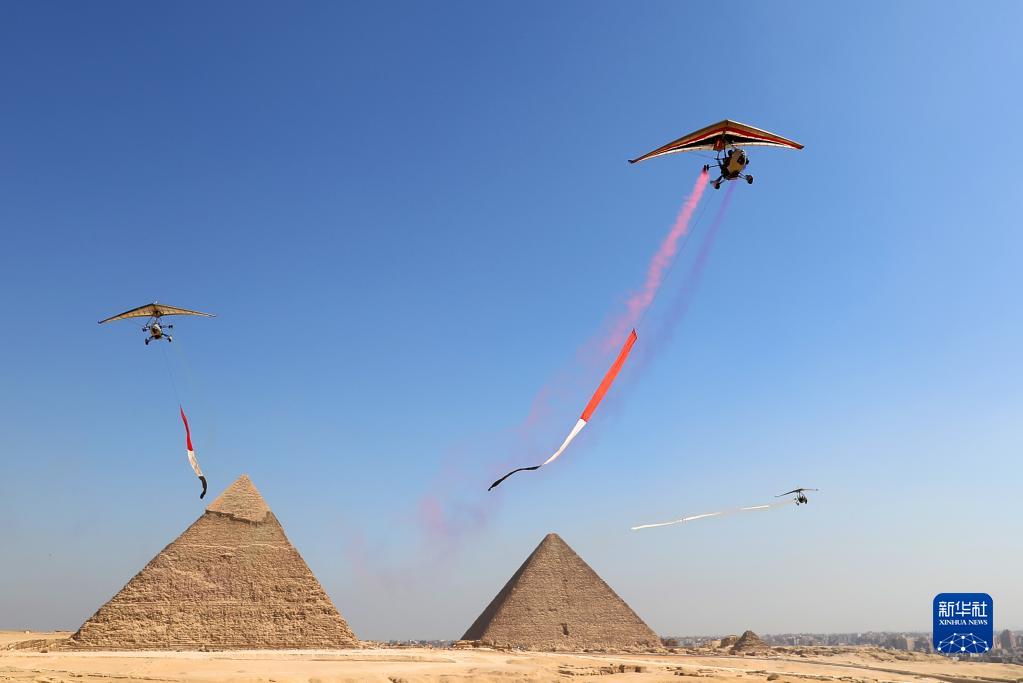 埃及举行金字塔航空表演