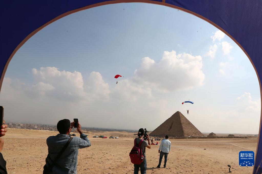 埃及举办第五届金字塔国际跳伞节