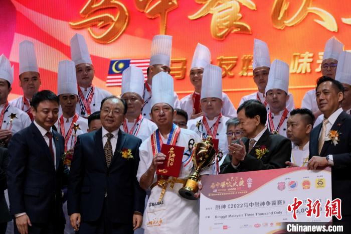 欧阳玉靖大年夜使(前排左二)位获奖厨师颁奖 魏源 摄