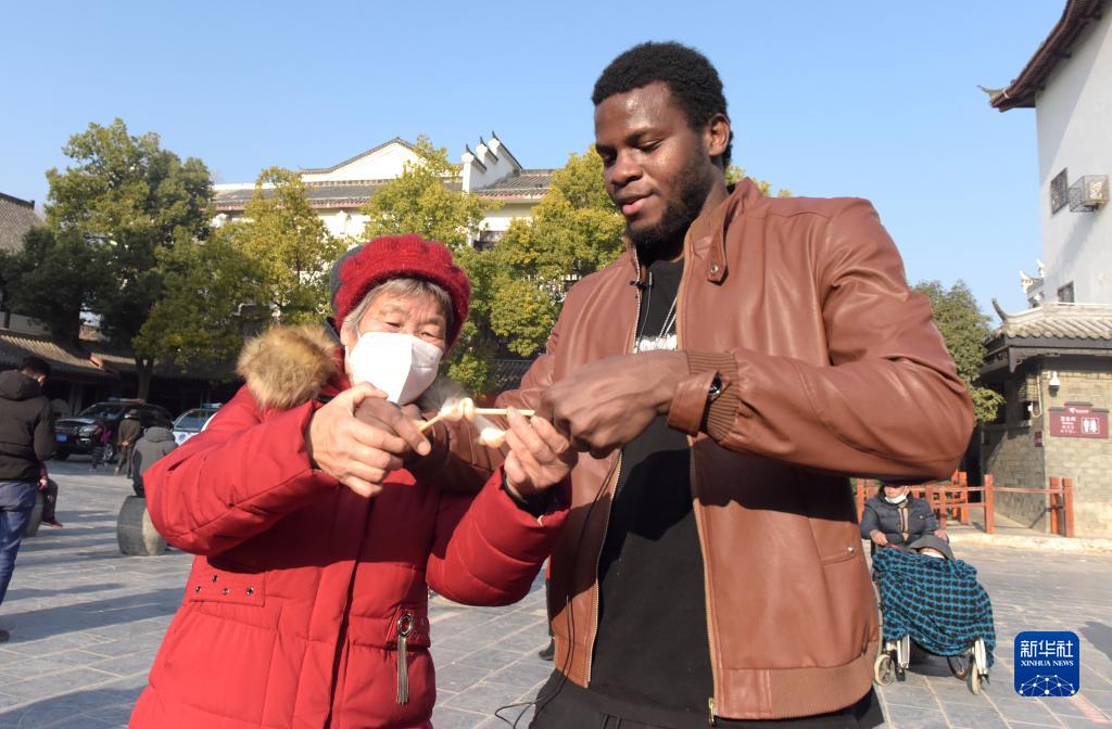 非洲留学生中国古镇迎新春