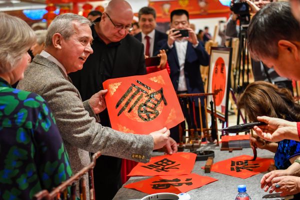 境外媒体：世界各地喜迎兔年到来