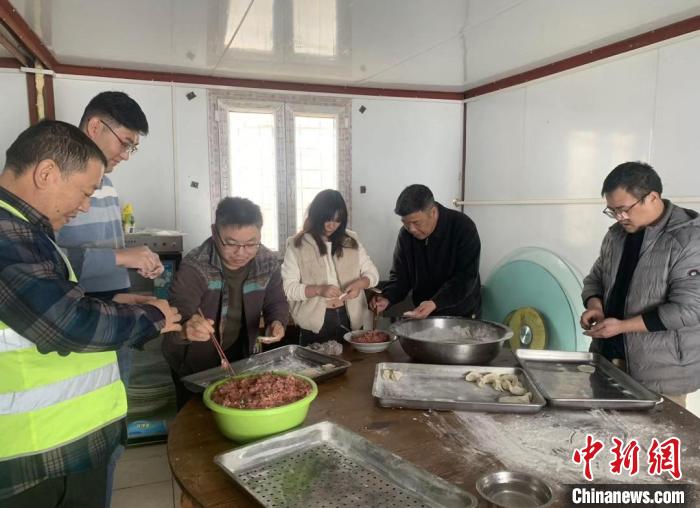 （新春走基层）海外建设者的“云团聚”：去国怀乡又一春