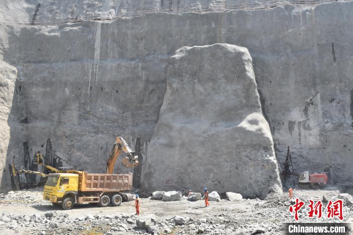 中国建设者坚守岗位 保障“非洲三峡工程”施工进度