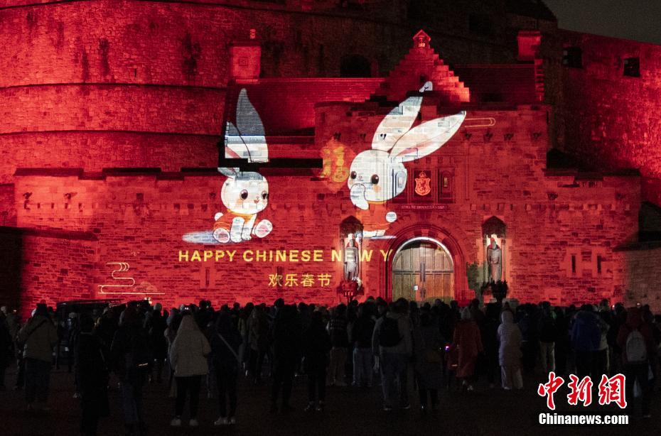 庆祝中国春节 多国地标点亮“中国红”