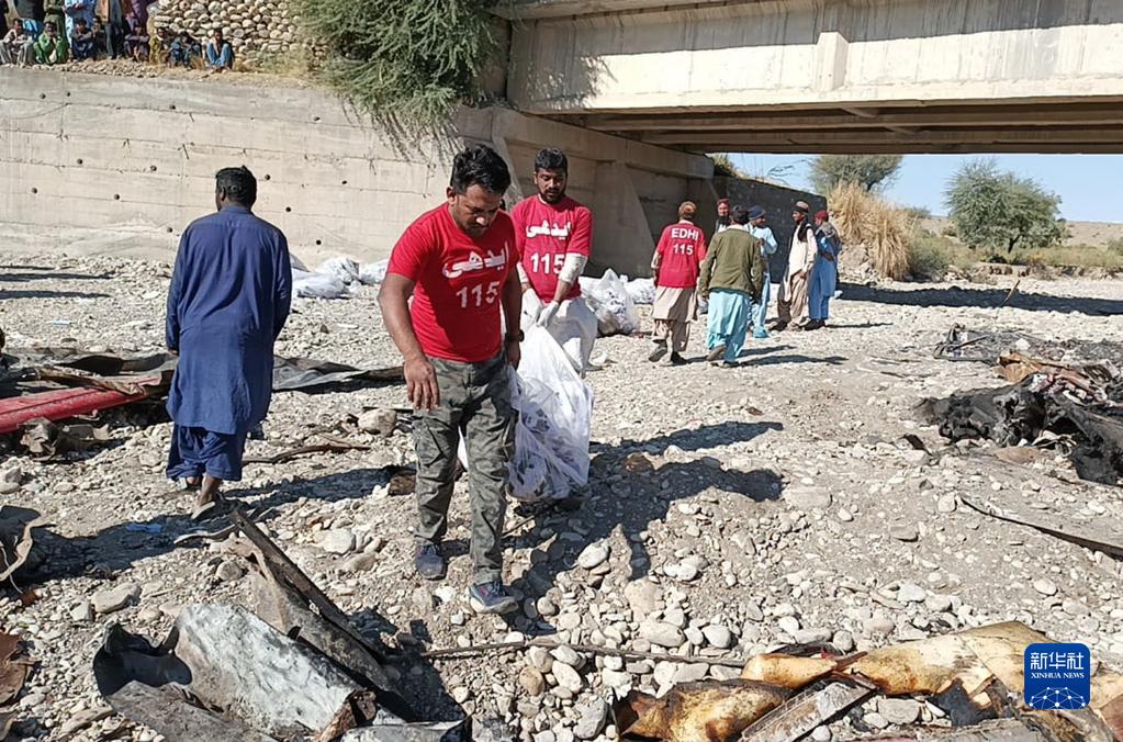 巴基斯坦西南部一客车坠桥致至少40人死亡