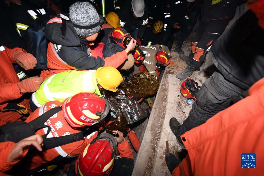 中国救援队与土耳其救援队合作又救出一名女性幸存者
