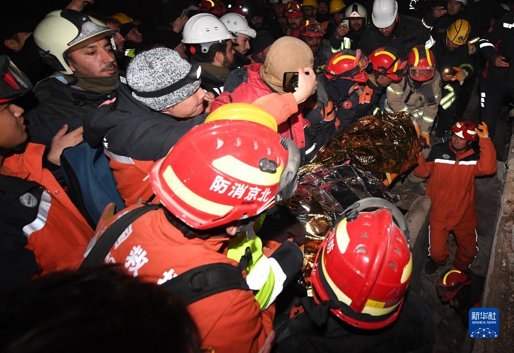 中国救援队与土耳其救援队合作又救出一名女性幸存者