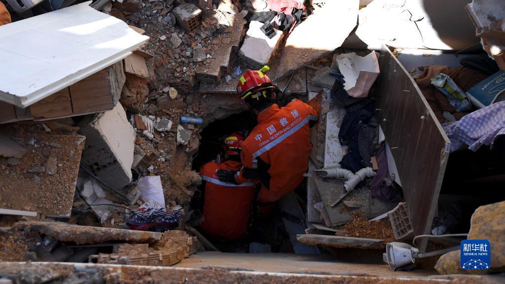 中国救援队在土耳其哈塔伊省救援被困人员