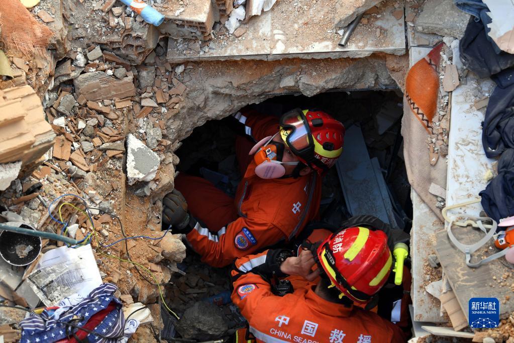 中国救援队在土耳其哈塔伊省救援被困人员