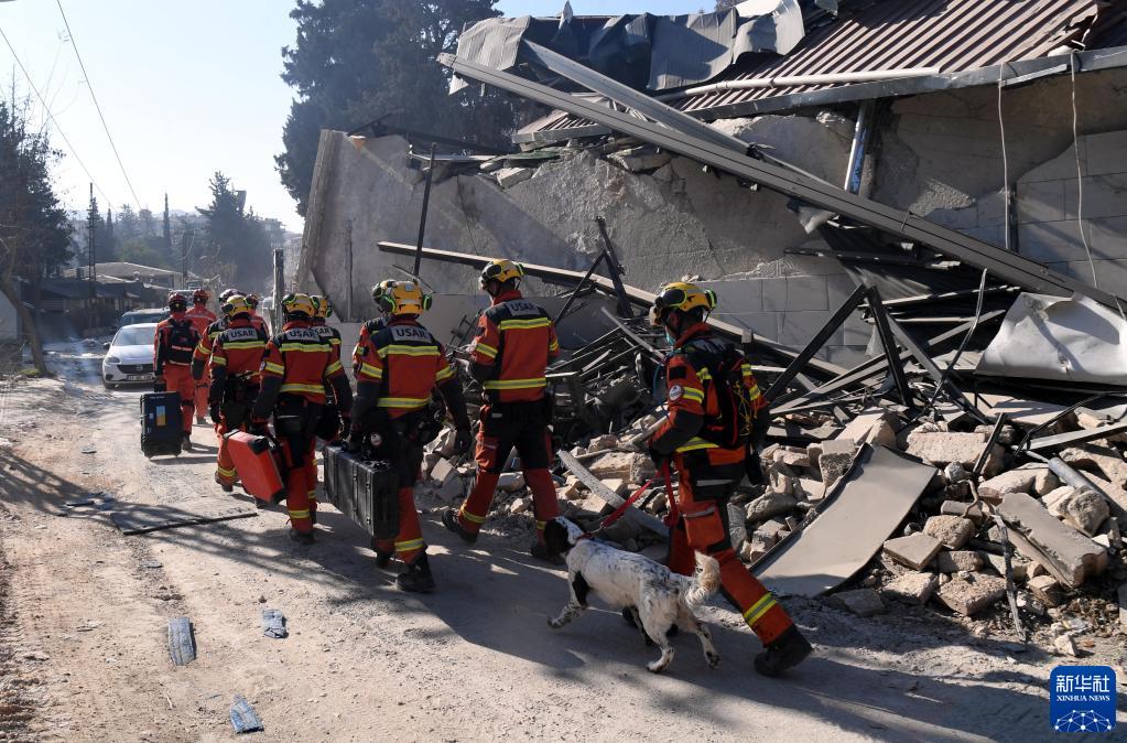 中国救援队继续在土耳其地震灾区24小时不间断搜救