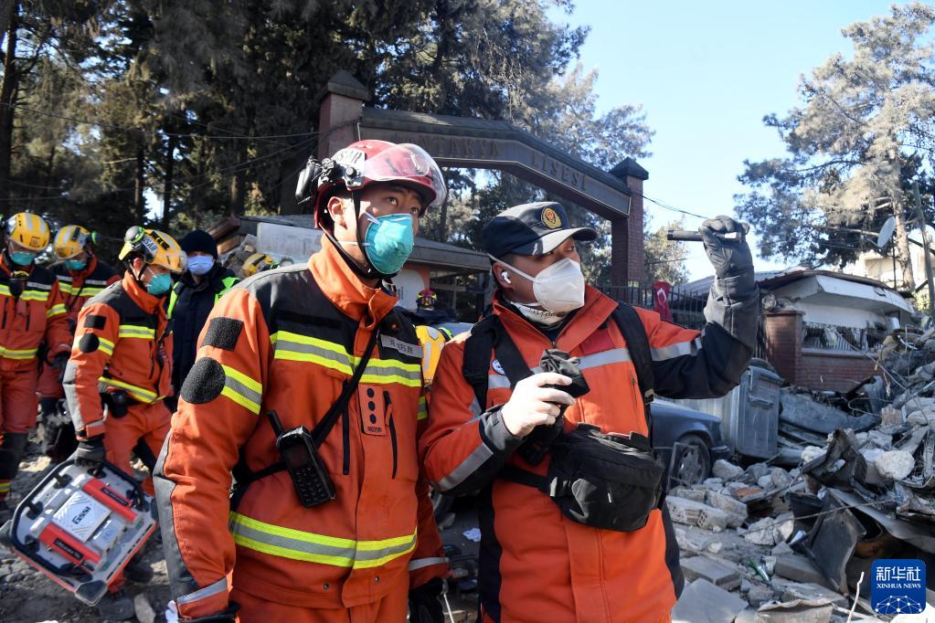 中国救援队继续在土耳其地震灾区24小时不间断搜救