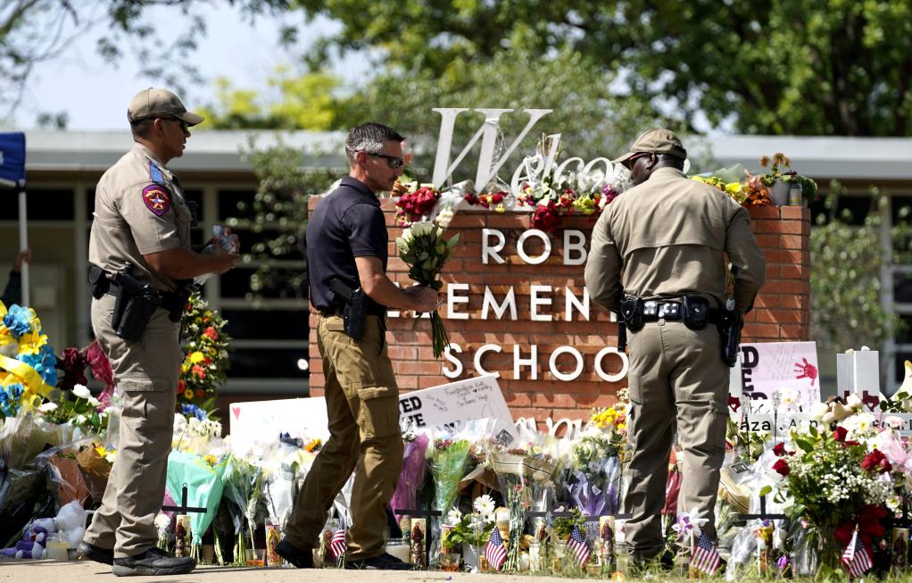 美国密歇根校园枪击幸存者：“我们这代人从没安全地上过学”